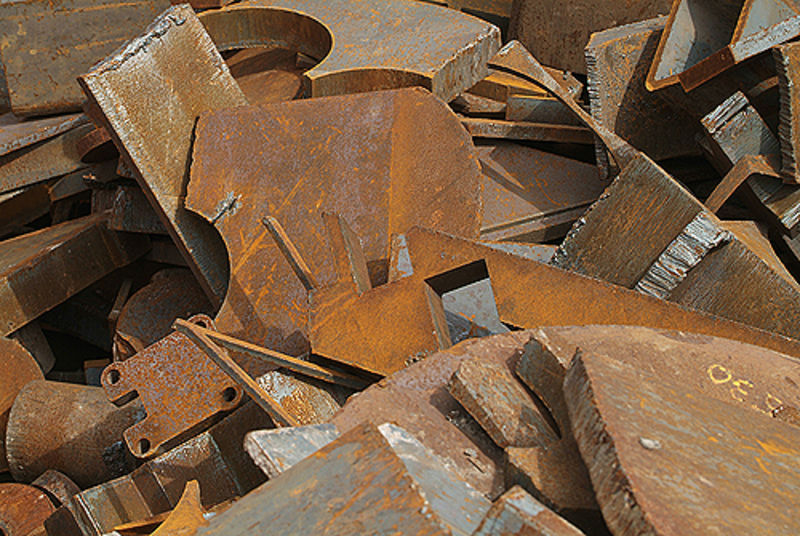 Altes rostiges Metall bereit für´s Recycling